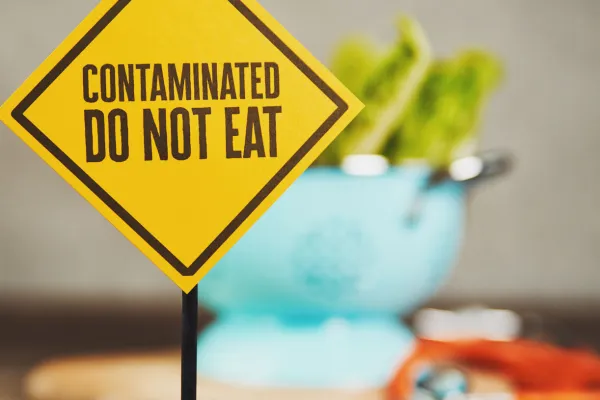 Placa de advertência sobre contaminação em hidroponia