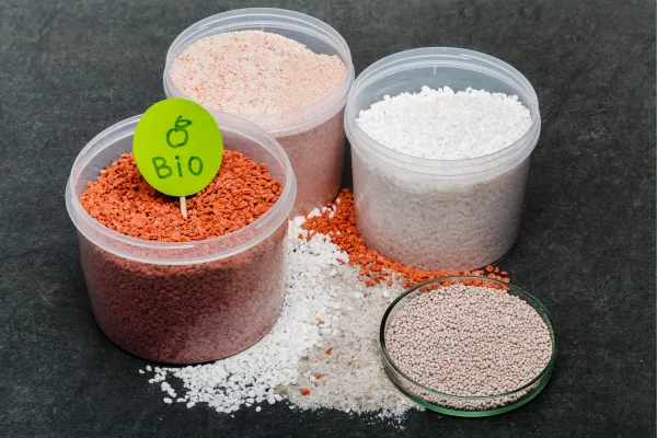 Fertilizantes hidropônicos diversos em potes e frascos, usados para melhorar a qualidade dos alimentos hidropônicos