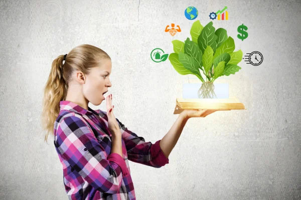 Mulher segurando sistema hidropônico com ícones representando as vantagens da hidroponia