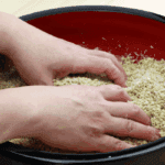 Mãos misturando ingredientes secos para preparo de nutrientes hidropônicos naturais