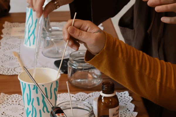Pessoas em casa mostrando como fazer nutrientes caseiros para hidroponia preparando misturas líquidas com conta-gotas e recipientes para hidroponia caseira